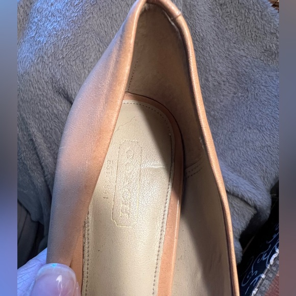 Ladies leather Coach 4 inch beige peep toe pumps w gold logo buckle - Picture 4 of 12